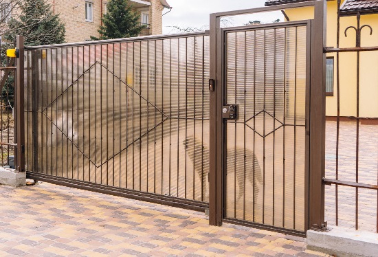 Купить ворота из профлиста с элементами ковки, с металлическими столбами в рамке или под дерево в Губкине от 157365 руб